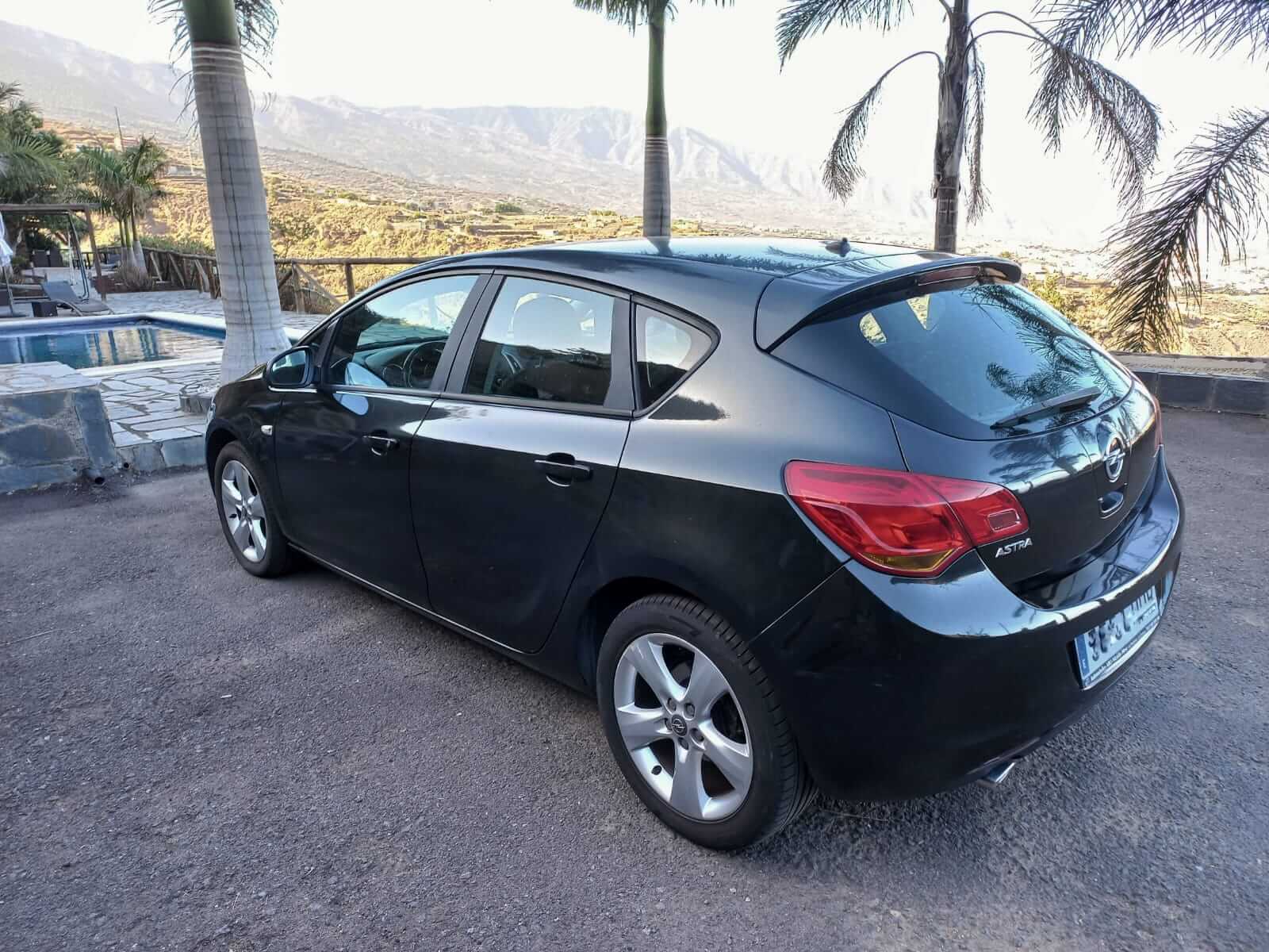 Opel Astra negro 2011 matrícula 5551HHB — vehículo dejado en consignación en Autos Marichal Arafo