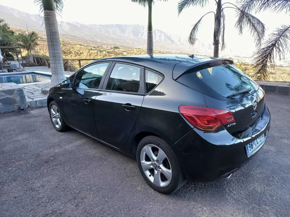 Opel Astra negro 2011 matrícula 5551HHB — vehículo dejado en consignación en Autos Marichal Arafo