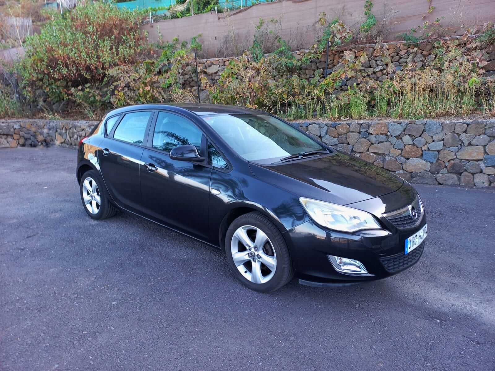 Opel Astra negro 2011 matrícula 5551HHB — vehículo dejado en consignación en Autos Marichal Arafo