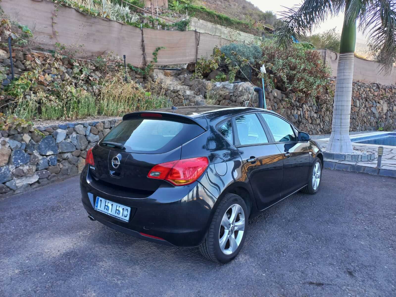 Opel Astra negro 2011 matrícula 5551HHB — vehículo dejado en consignación en Autos Marichal Arafo