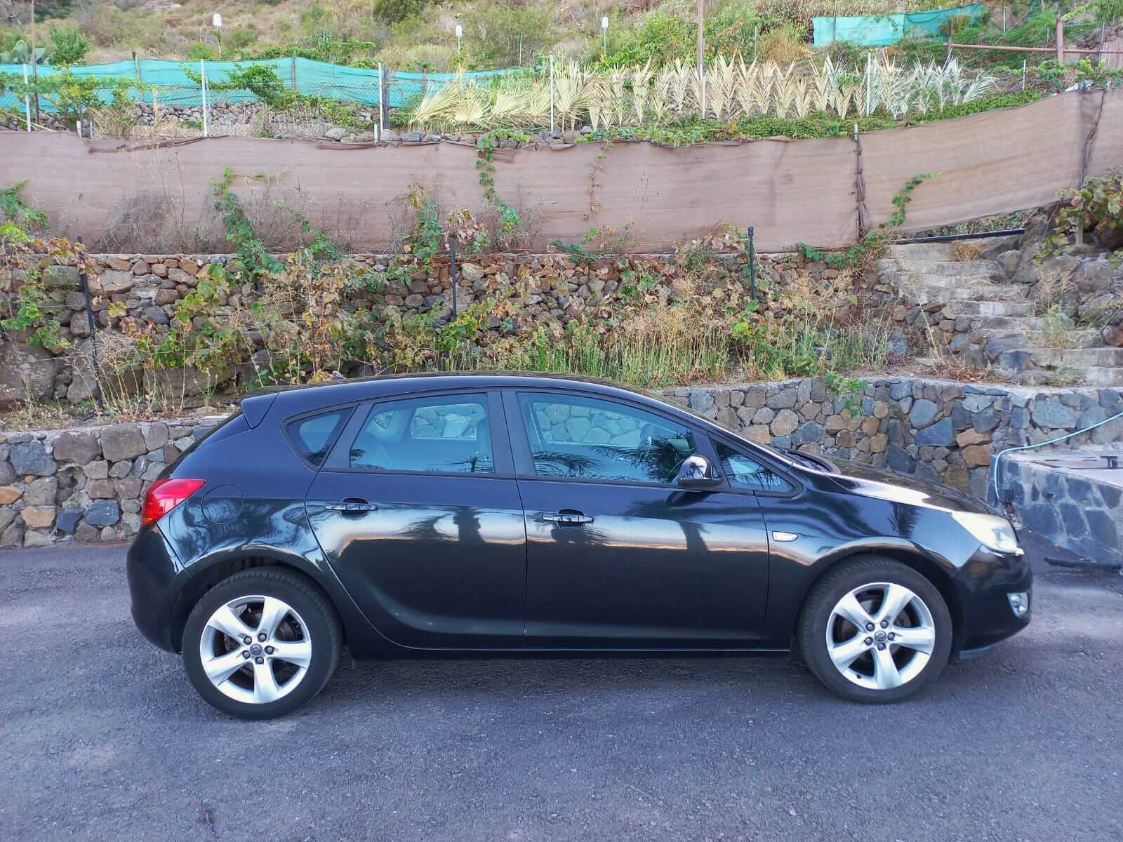 Opel Astra negro 2011 matrícula 5551HHB — vehículo dejado en consignación en Autos Marichal Arafo