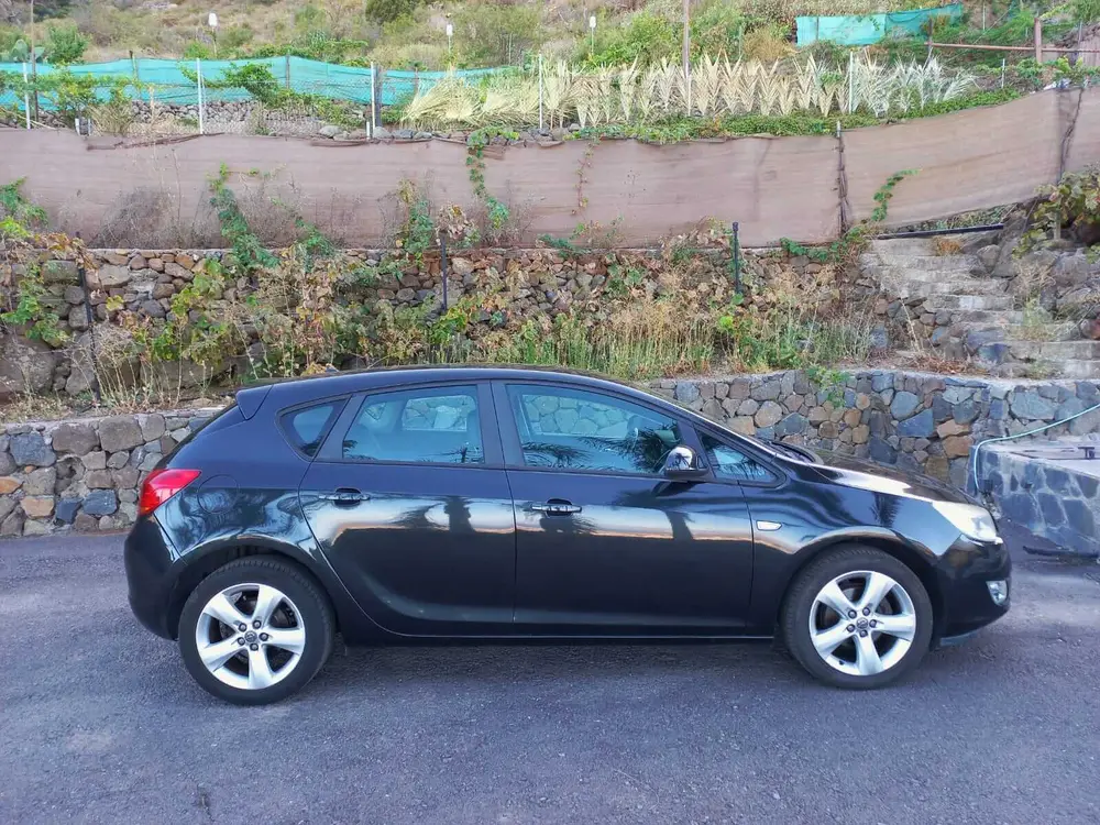 Opel Astra negro 2011 matrícula 5551HHB — vehículo dejado en consignación en Autos Marichal Arafo