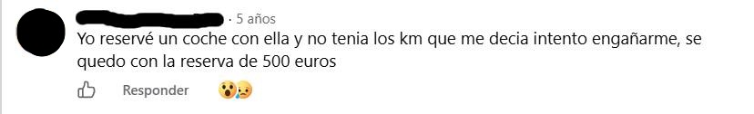 Captura de un comentario público en Facebook, con el autor anonimizado, en el que un usuario relata una discrepancia sobre el kilometraje de un vehículo reservado y afirma no haber recuperado una señal de 500 euros.